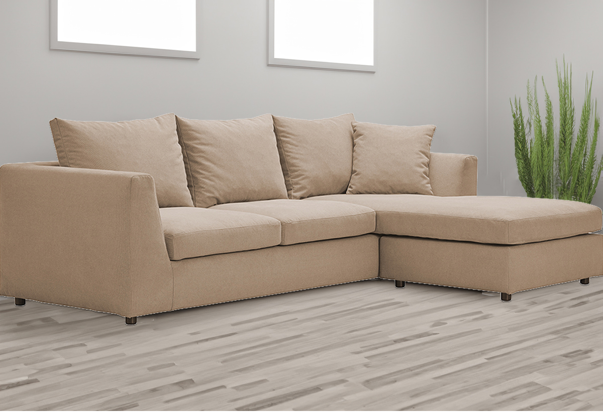Απεικονίζεται ο καναπές τοποθετημένος σε σαλόνι με ξύλινο πάτωμα.